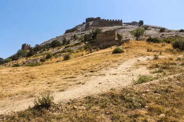 Bir tepenin üstüne Harabeleri.