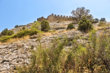 Bir antik mazgallı siper duvar.