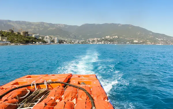 Geminin kıç görünümünden.