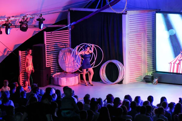 Yüzük kızlarla konuşma.