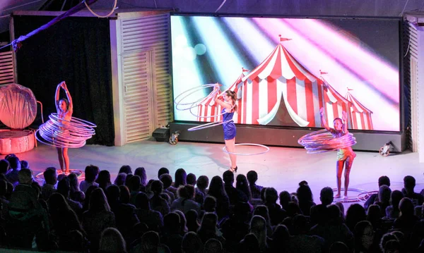Kız basketbol ile dans grubu.