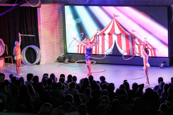 Kız basketbol ile konuşma.