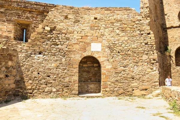 Nicho arqueado na parede da fortaleza . — Fotografia de Stock