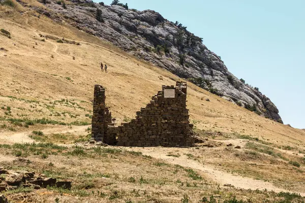 Ruïnes op de voet van de heuvel. — Stockfoto