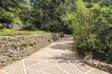 İstinat duvarı Arnavut kaldırımı yapılmış.