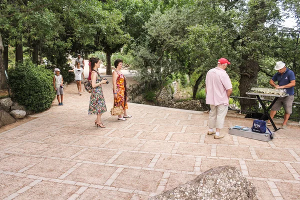 Kişi parkta müzik dinlemek.