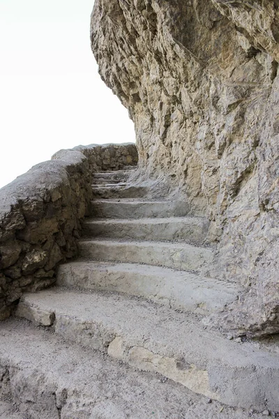 Kesilmiş taş basamaklar.