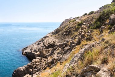 Sahilde kayalık yamaç.