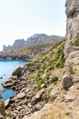 Sahilde taş dağılım.