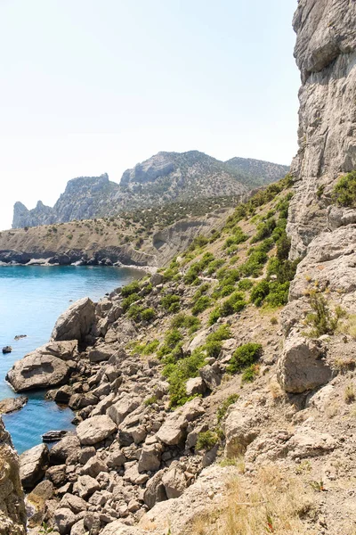 Sahilde taş dağılım.