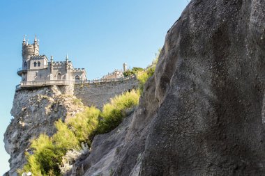 Bir uçurumun üstünde tepe-in kalesidir.