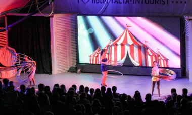 Kız basketbol seyirci önünde ile grup.