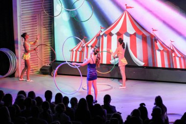 Kızlar Hoops ile hokkabazlık.