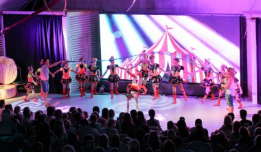 Halatlar atlama ile dans.