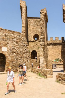 Antik bir kale turistler.