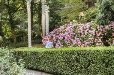 Ortanca Bush 'ta selfie yapan bir kadın.