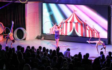 Kız basketbol ile dans grubu.