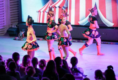 Grup kızların dans kostümleri.