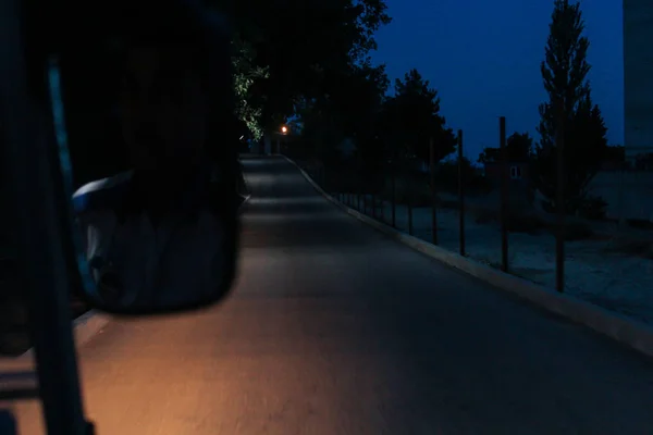 夜间驾驶高尔夫球车. — 图库照片