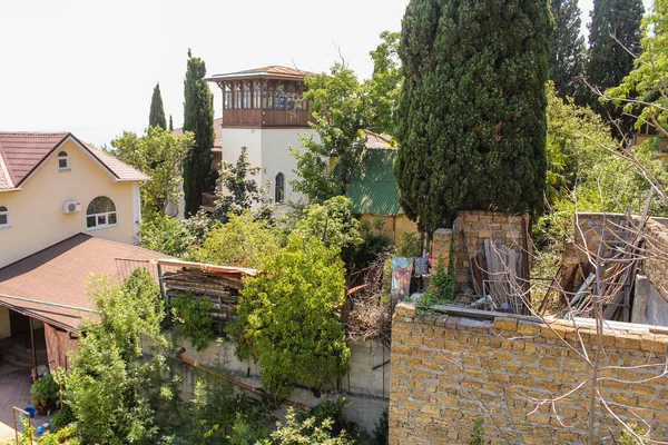 Ağaçları arasında binalar.