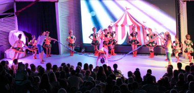 Halatlar atlama ile dans.