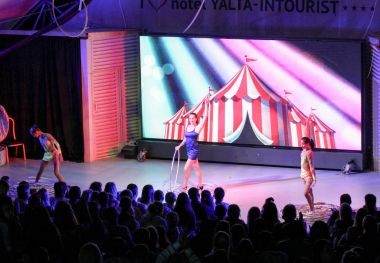 Kız basketbol seyirci önünde ile grup.