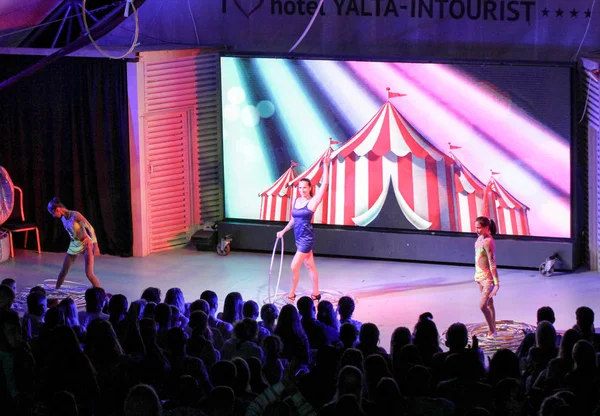 Kız basketbol seyirci önünde ile grup.