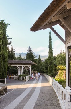 Yol park bölgesinde.