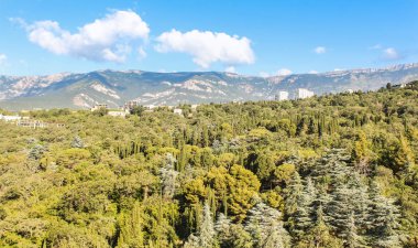 Dağların üzerinden bulutlar.