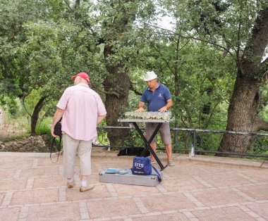 Gözlük oynayan adam.