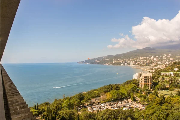 Balkondan deniz bay göster.