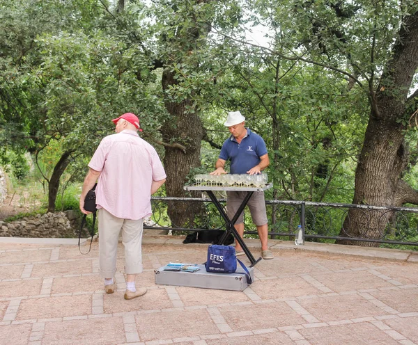 Gözlük oynayan adam.