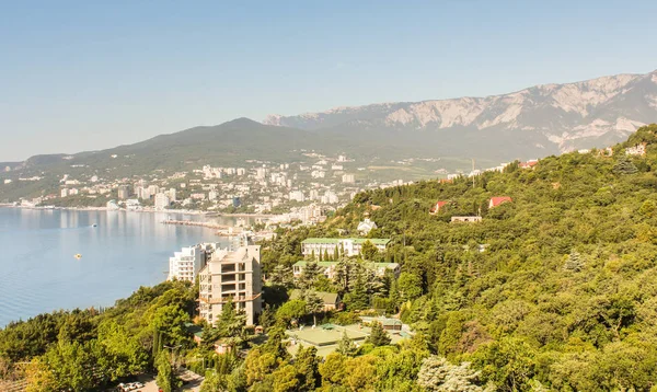 Güneşli Yalta sahil.