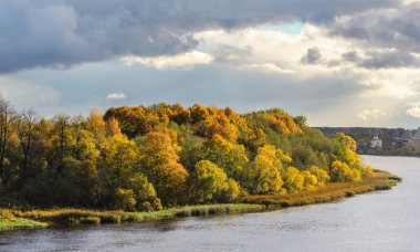 Nehir kıyısında renkli orman.