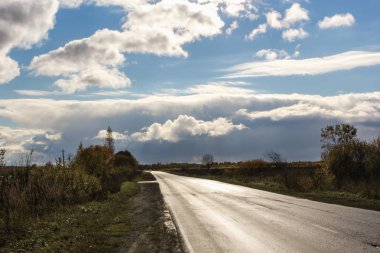 Karayolu üzerinde bir fırtına bulutu.