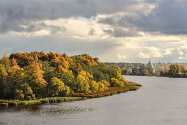 Eski Ladoga kalenin önünde sonbahar orman.