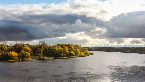 Paysage d'automne rivière . — Photo