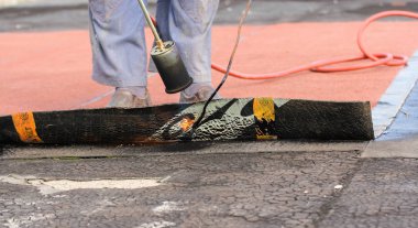 Bir poker ile kenar yapıştırma.