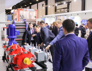 Bir grup iş adamları ekipman ilgilenmeye başladı.