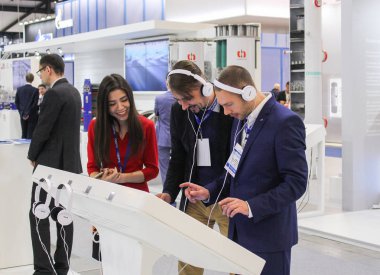 Gençlerin büyük arayüz Kulaklığımda.