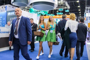 Elma insanlar arasında kızlarla.