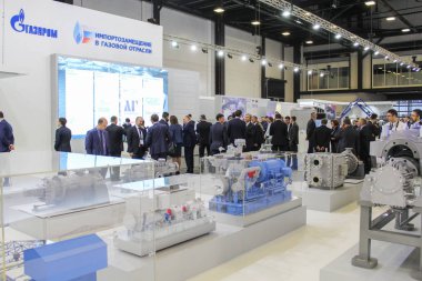 Bir kalabalık iş adamları arasında görüntüler.