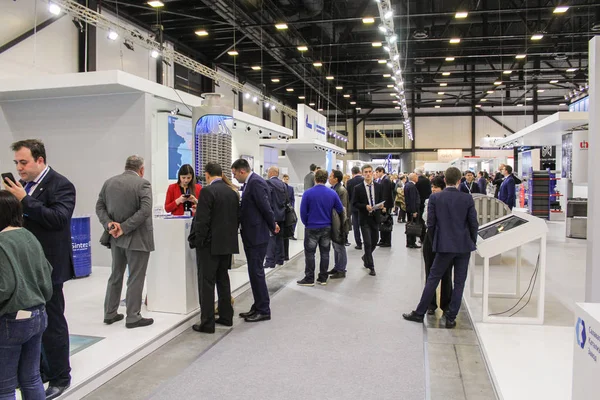 Groupes de gens d'affaires parmi les stands de l'entreprise . — Photo