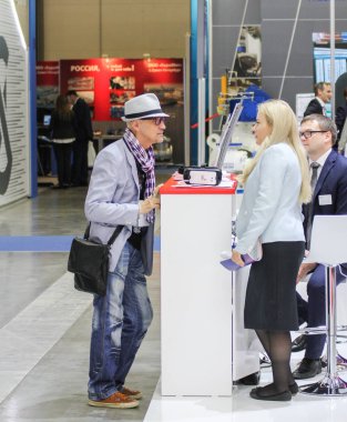 İnsanlar kasada iletişim.