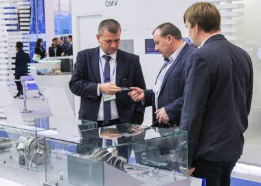 İş adamları kişiler değişimi.