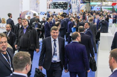 İş adamları sergiler arasında büyük bir kalabalık.