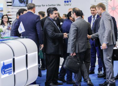 İş adamları arasında el sıkışmaları.