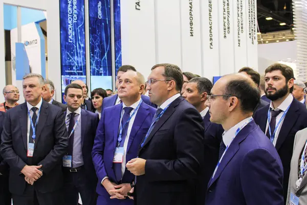 Um grupo de empresários entre os stands da empresa . — Fotografia de Stock