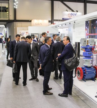 İş adamları bir grup birbirleriyle konuşuyor.