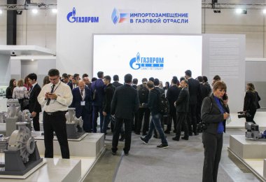 Bir kalabalık iş adamları büyük bir LCD ekran.